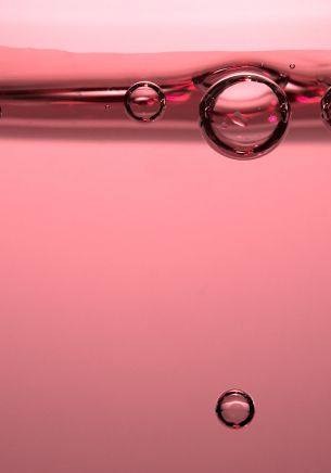 Обои 1668x2388 пузыри, розовый, жидкость