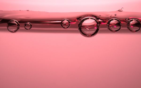 Обои 2560x1600 пузыри, розовый, жидкость