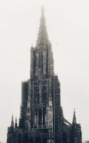 Обои 1600x2560 здание, серый, снегопад