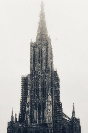 Обои 640x960 здание, серый, снегопад