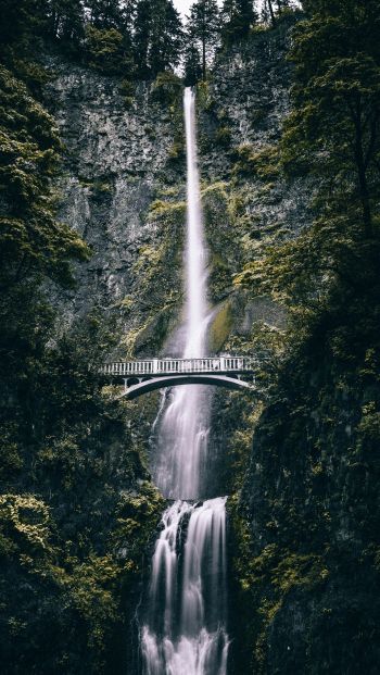 Multnoma Falls, Oregon, USA Wallpaper 640x1136