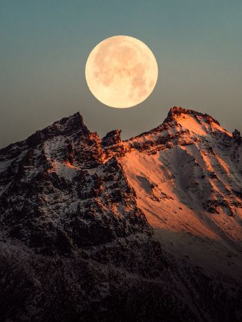 Обои 1668x2224 Исландия, луна, горы