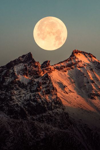Обои 640x960 Исландия, луна, горы