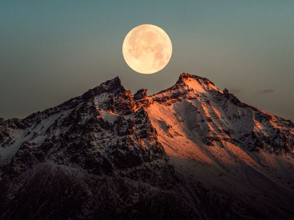 Iceland, moon, mountains Wallpaper 1024x768