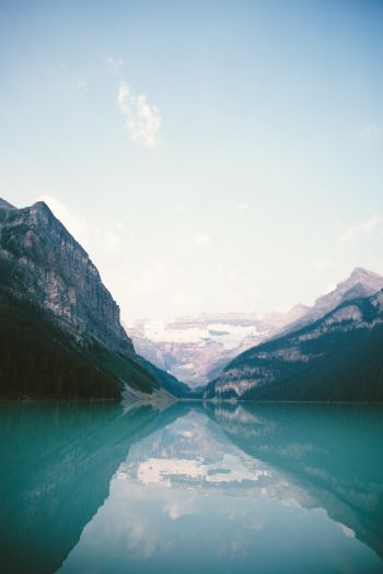 Обои 640x960 Озеро Луиз, Канада, отражение