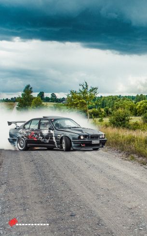 Обои 1600x2560 BMW, дрифт, пейзаж