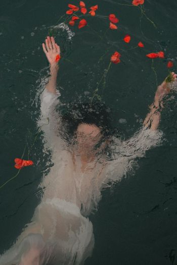underwater, girl, flowers Wallpaper 640x960