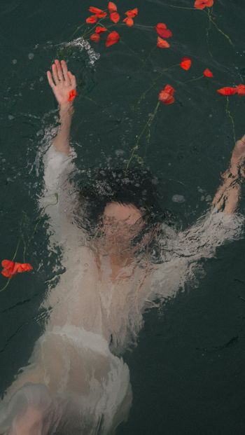 underwater, girl, flowers Wallpaper 640x1136