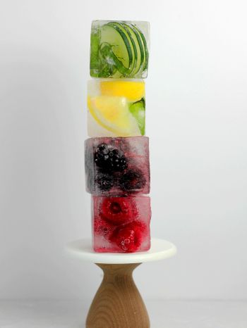 Обои 1620x2160 кубик льда, фрукты, ягоды