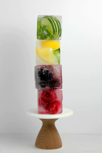 Обои 640x960 кубик льда, фрукты, ягоды