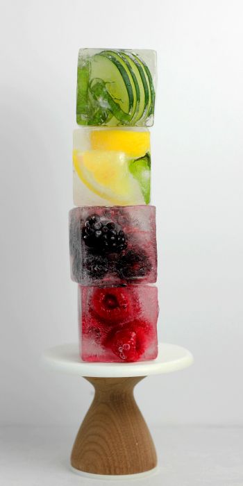Обои 720x1440 кубик льда, фрукты, ягоды