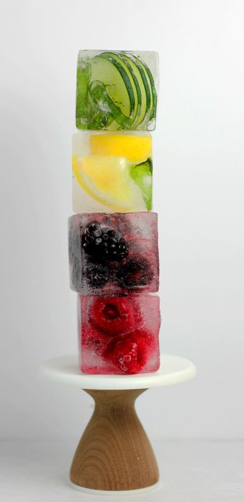 Обои 1080x2220 кубик льда, фрукты, ягоды