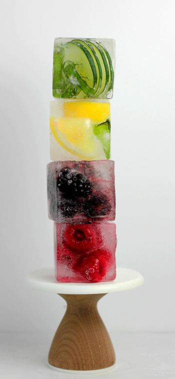 Обои 828x1792 кубик льда, фрукты, ягоды