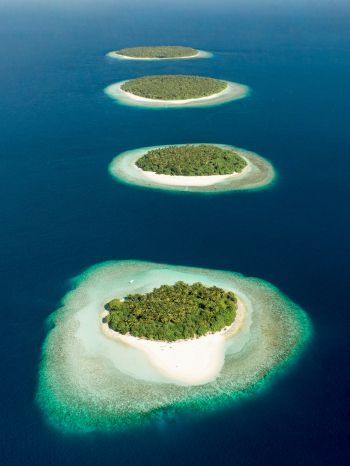 Обои 1620x2160 Мальдивы, вид с высоты птичьего полета, острова