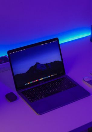 Обои 1668x2388 ноутбук, фиолетовый, интерьер