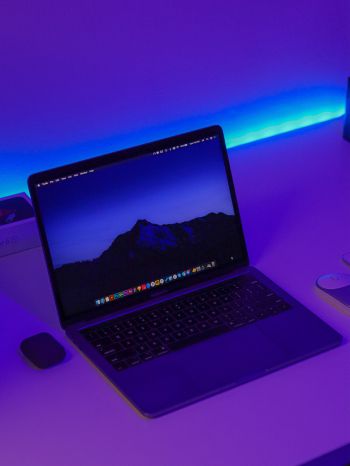 Обои 2048x2732 ноутбук, фиолетовый, интерьер