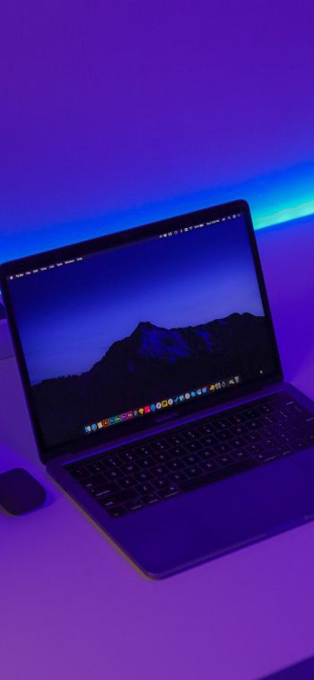 Обои 1284x2778 ноутбук, фиолетовый, интерьер