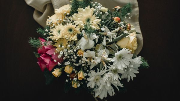 bouquet of flowers, on black background Wallpaper 3840x2160