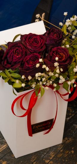 Обои 1080x2280 День святого Валентина, букет роз, подарок