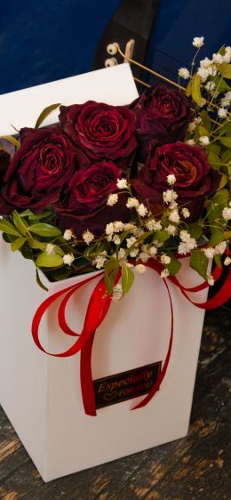 Обои 1170x2532 День святого Валентина, букет роз, подарок
