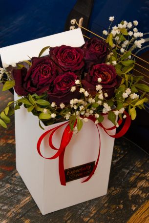 Обои 640x960 День святого Валентина, букет роз, подарок