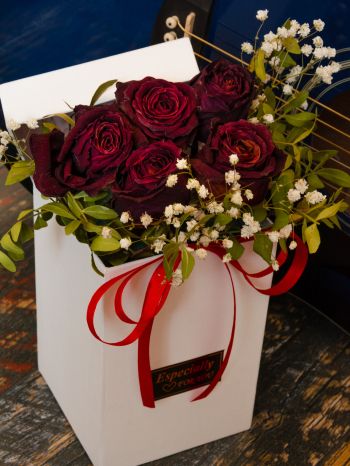Обои 1620x2160 День святого Валентина, букет роз, подарок