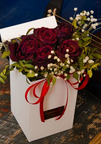 Обои 1668x2388 День святого Валентина, букет роз, подарок