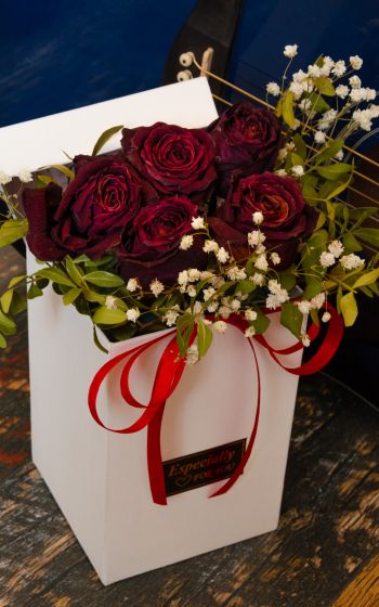 Обои 1600x2560 День святого Валентина, букет роз, подарок