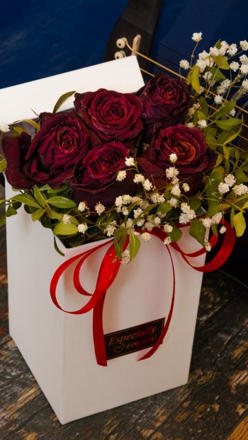 Обои 1440x2560 День святого Валентина, букет роз, подарок
