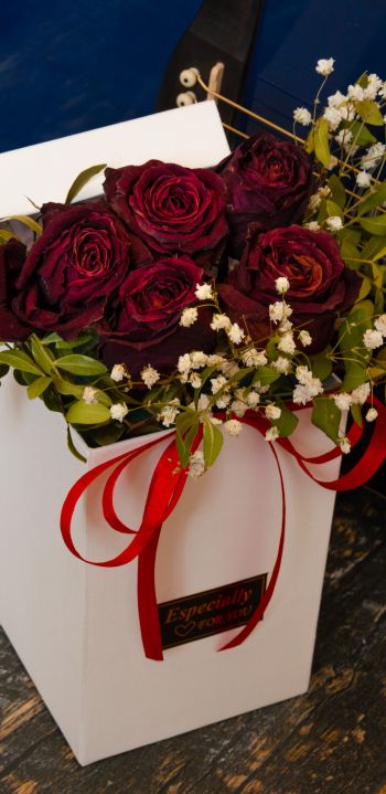 Обои 1080x2220 День святого Валентина, букет роз, подарок