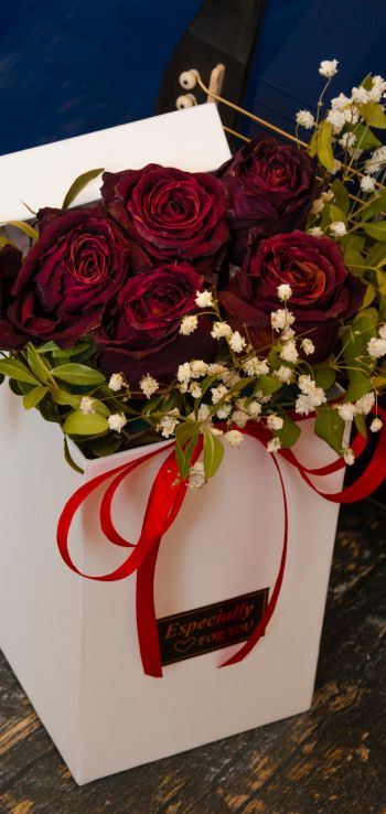Обои 720x1520 День святого Валентина, букет роз, подарок