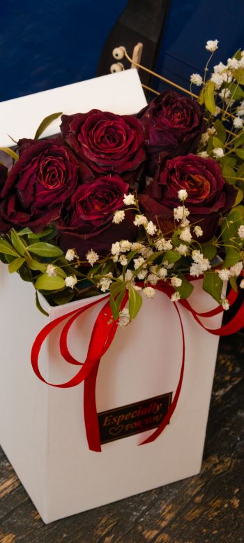 Обои 1080x2400 День святого Валентина, букет роз, подарок