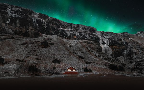 Обои 2560x1600 Исландия, дом у озера
