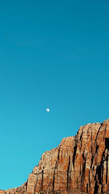 Обои 640x1136 луна, голубое небо, горы