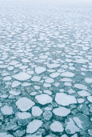Обои 2425x3640 замерзшее озеро, лед, зима
