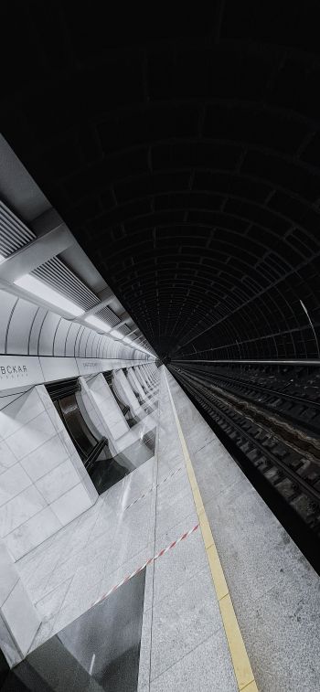Обои 1125x2436 станция метро, тоннель, черное и белое