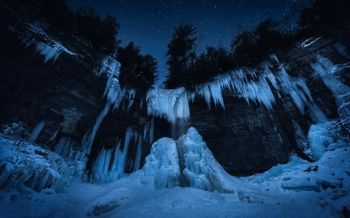 Обои 2560x1600 замерзший водопад, ночной лес, зима