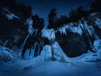 Обои 1024x768 замерзший водопад, ночной лес, зима