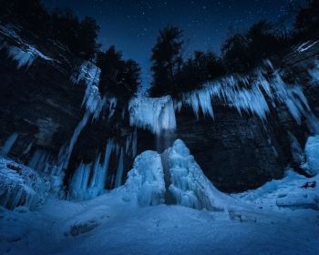 Обои 1280x1024 замерзший водопад, ночной лес, зима