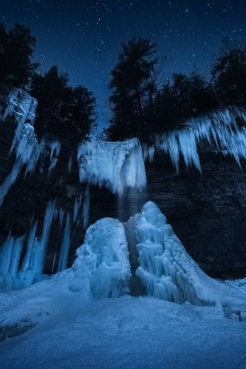 Обои 640x960 замерзший водопад, ночной лес, зима
