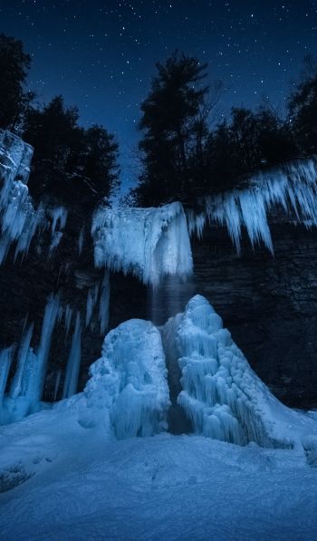 Обои 600x1024 замерзший водопад, ночной лес, зима