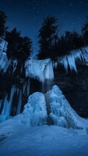 Обои 640x1136 замерзший водопад, ночной лес, зима