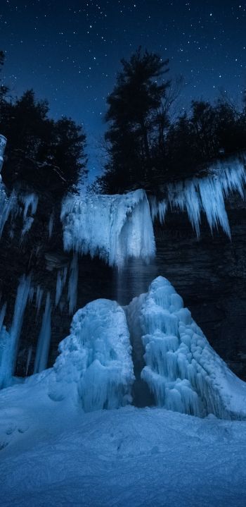 Обои 1080x2220 замерзший водопад, ночной лес, зима