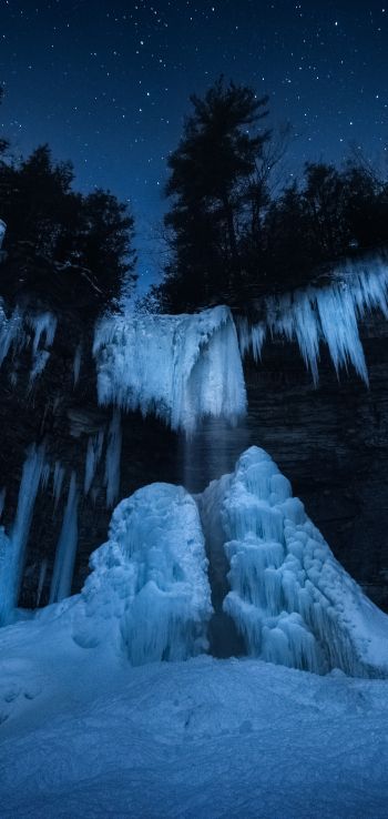 Обои 720x1520 замерзший водопад, ночной лес, зима