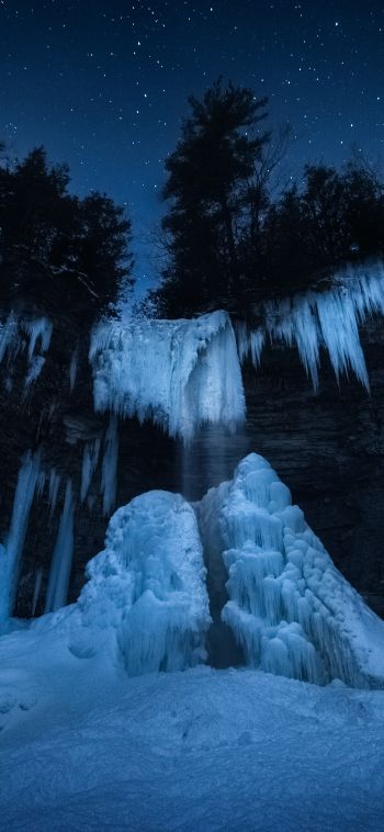 Обои 1080x2340 замерзший водопад, ночной лес, зима