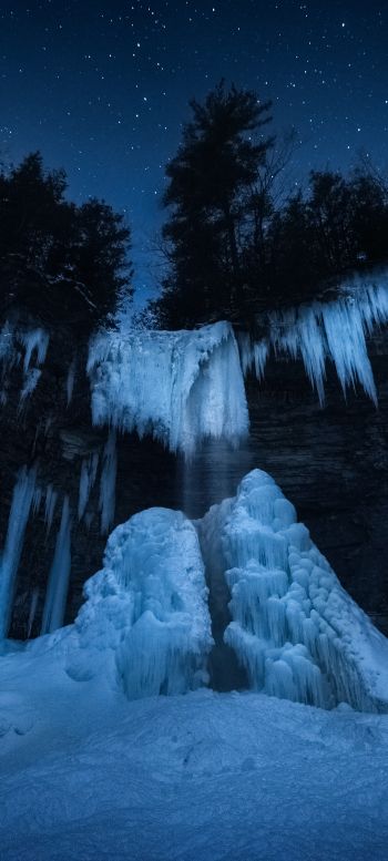 Обои 720x1600 замерзший водопад, ночной лес, зима