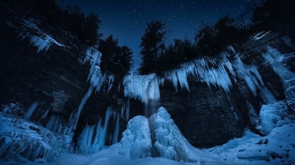 Обои 1366x768 замерзший водопад, ночной лес, зима