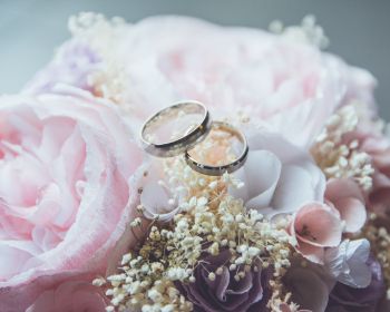 Обои 1280x1024 обручальные кольца, свадьба, цветочная композиция