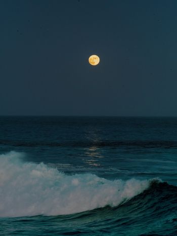 full moon, sea waves Wallpaper 2048x2732