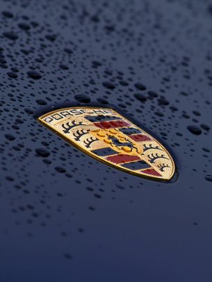 Обои 1668x2224 логотип Porsche, капли, капот